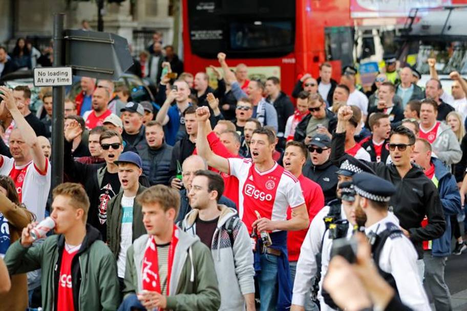 L’invasione dei tifosi dell’Ajax a Londra. Epa